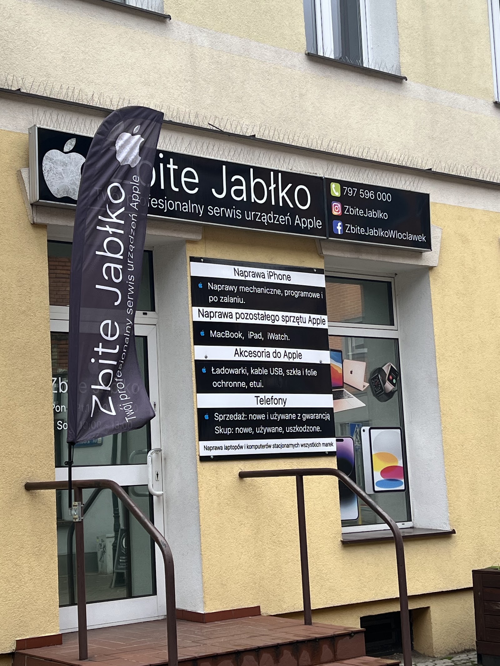 Flaga przed wejściem do serwisu