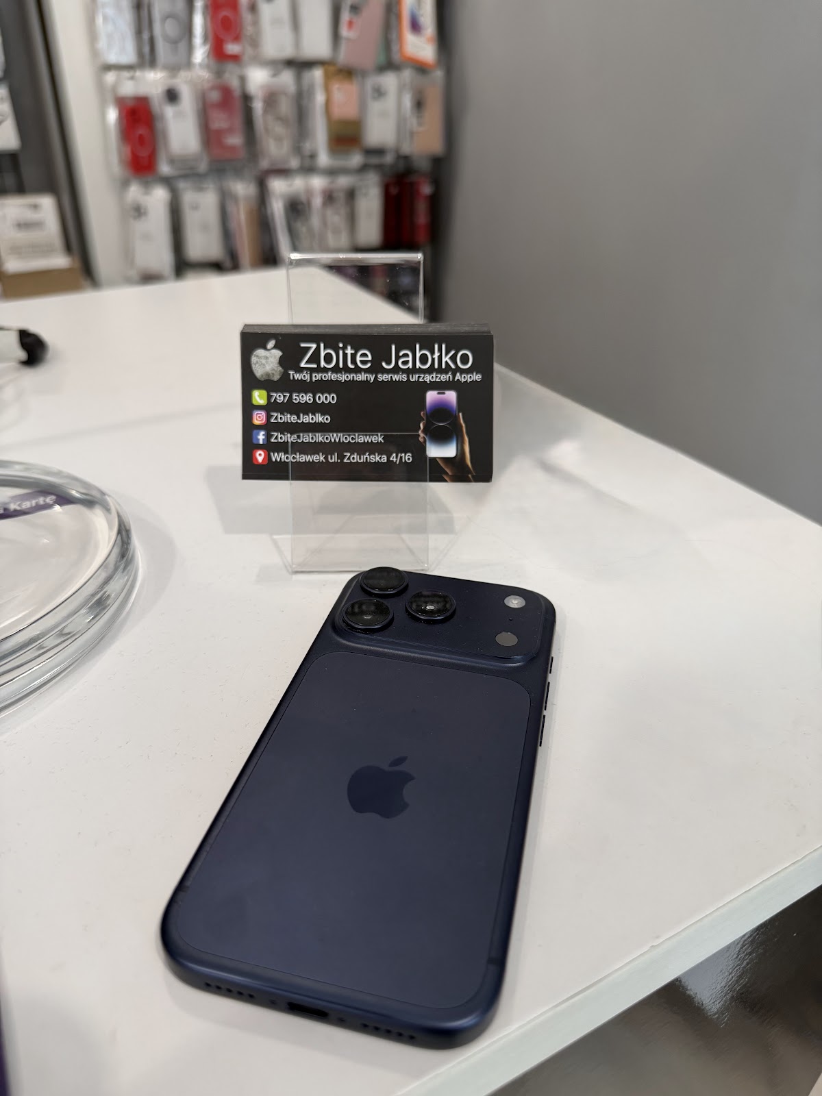 iPhone przy wizytówce serwisu